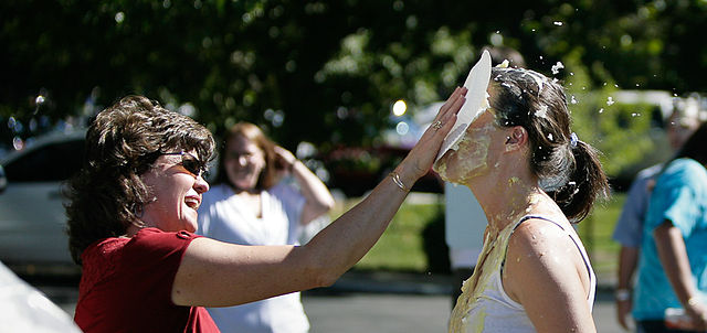 arnaud lalanne add photo women pied in the face