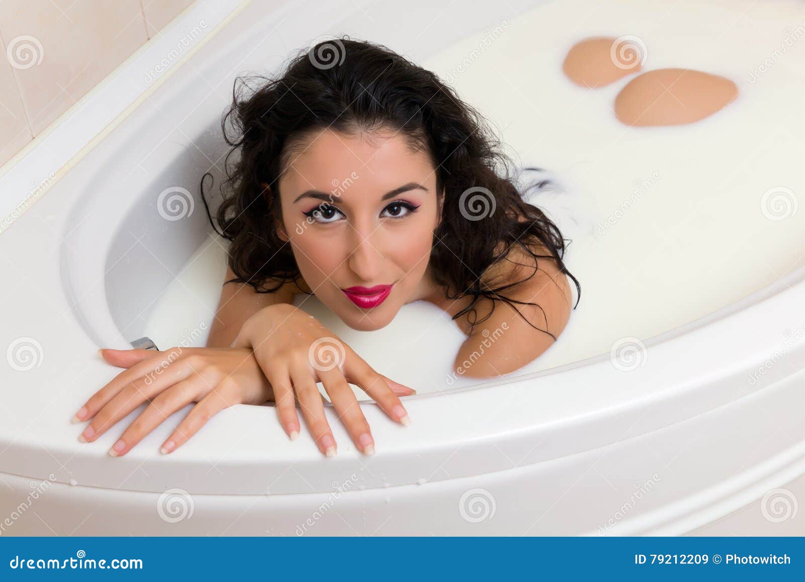 abdelrahman kassem recommends Nude Women In The Bathtub