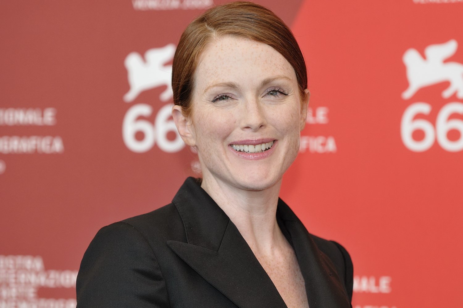 bob demay share julianne moore nide photos