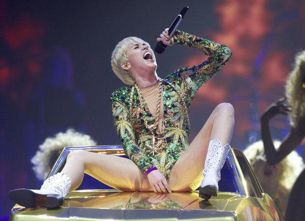 amanda grimson recommends Miley Cyrus Performing Nude