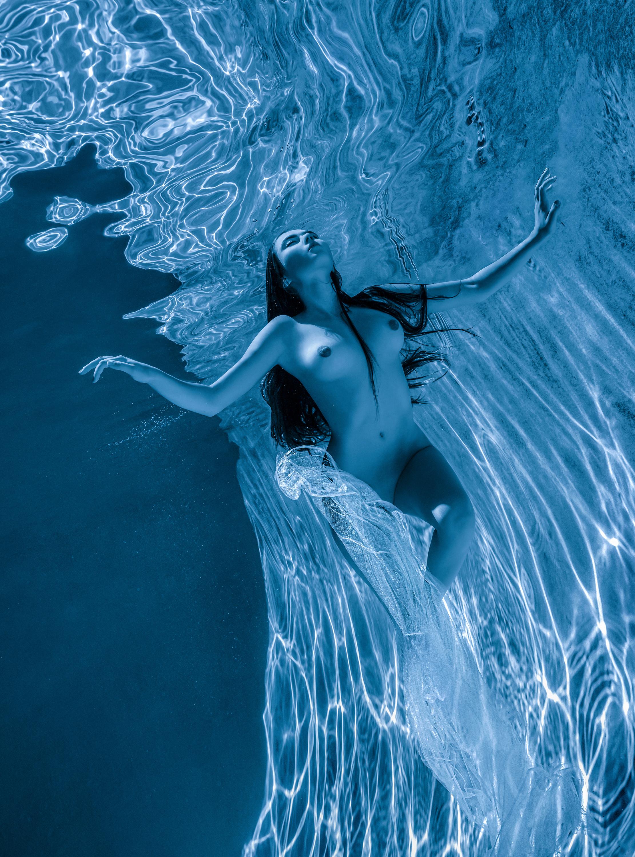 angelina west share nude underwater photos