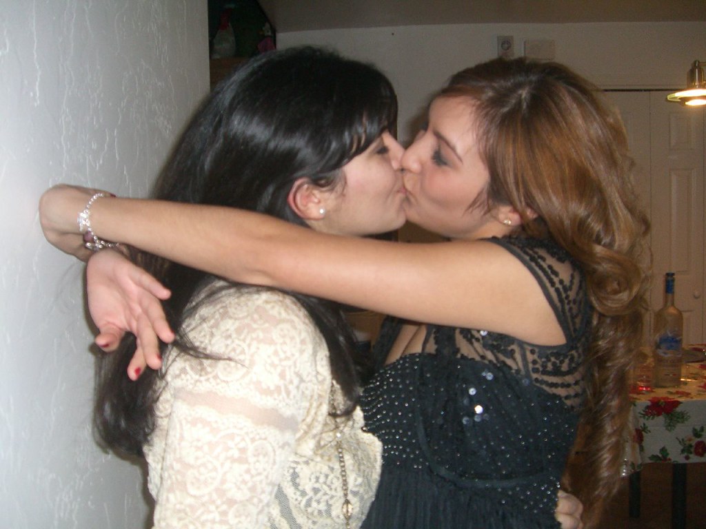 andrea weiss recommends hottest lesbians kissing pic