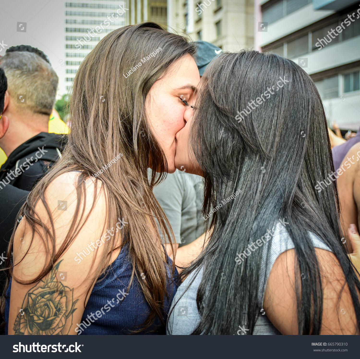 dariana doherty recommends Lesbian Brazil Kissing