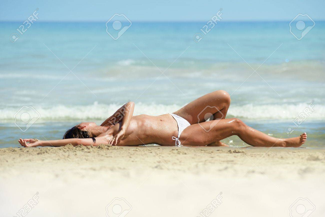 abdelhamid elsayed add photo the sand topless girl