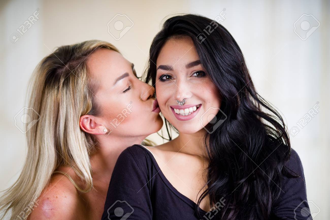 ami allison share hot blonde lesbians kissing photos