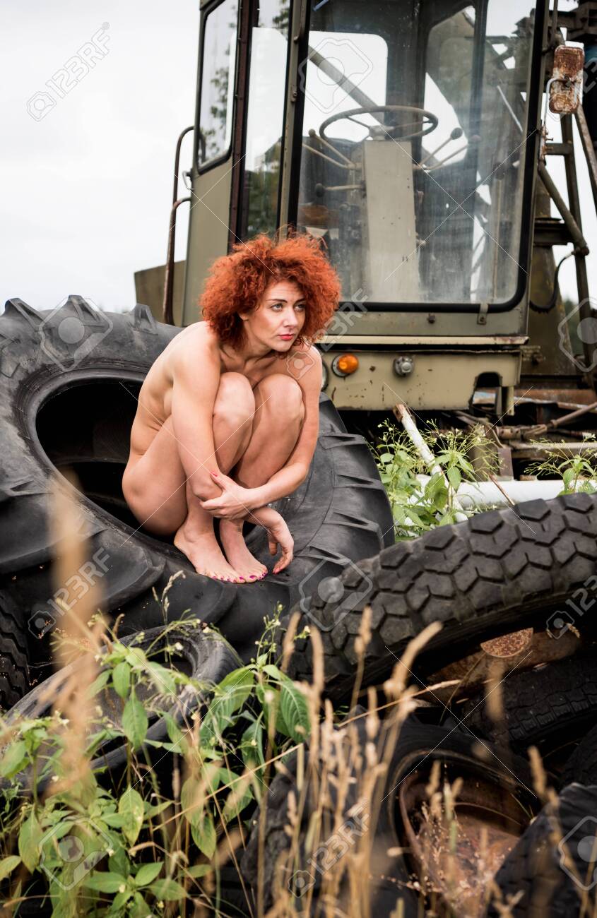 Nude On A Tractor viva street