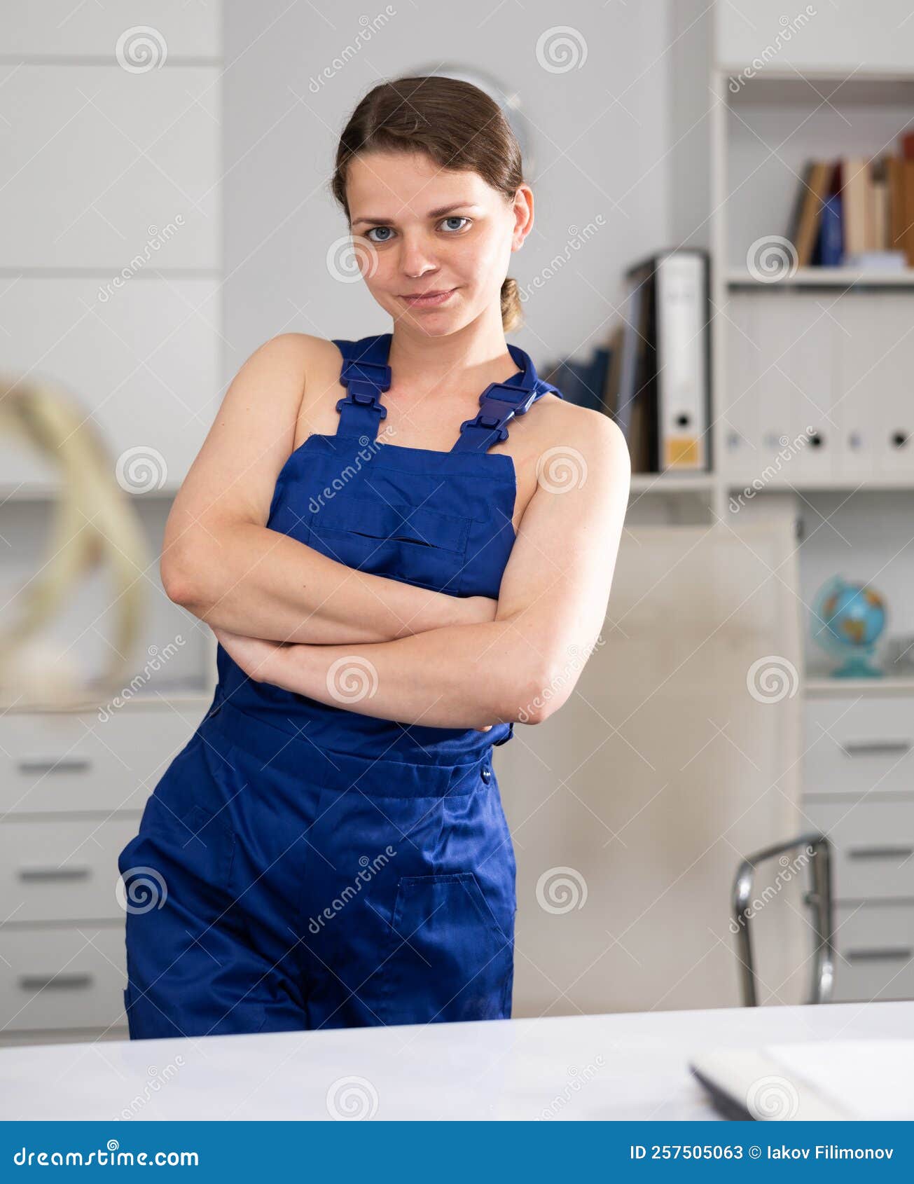 naked kitchen cleaning