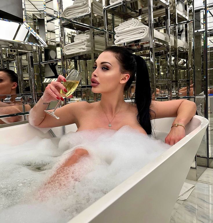 anthony pettine recommends Aletta Ocean Bathtub