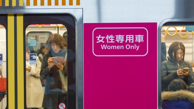 david groenewald recommends japanese subway groping pic