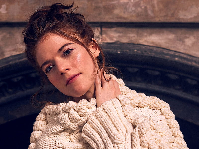 batitong gaul add rose leslie bikini photo