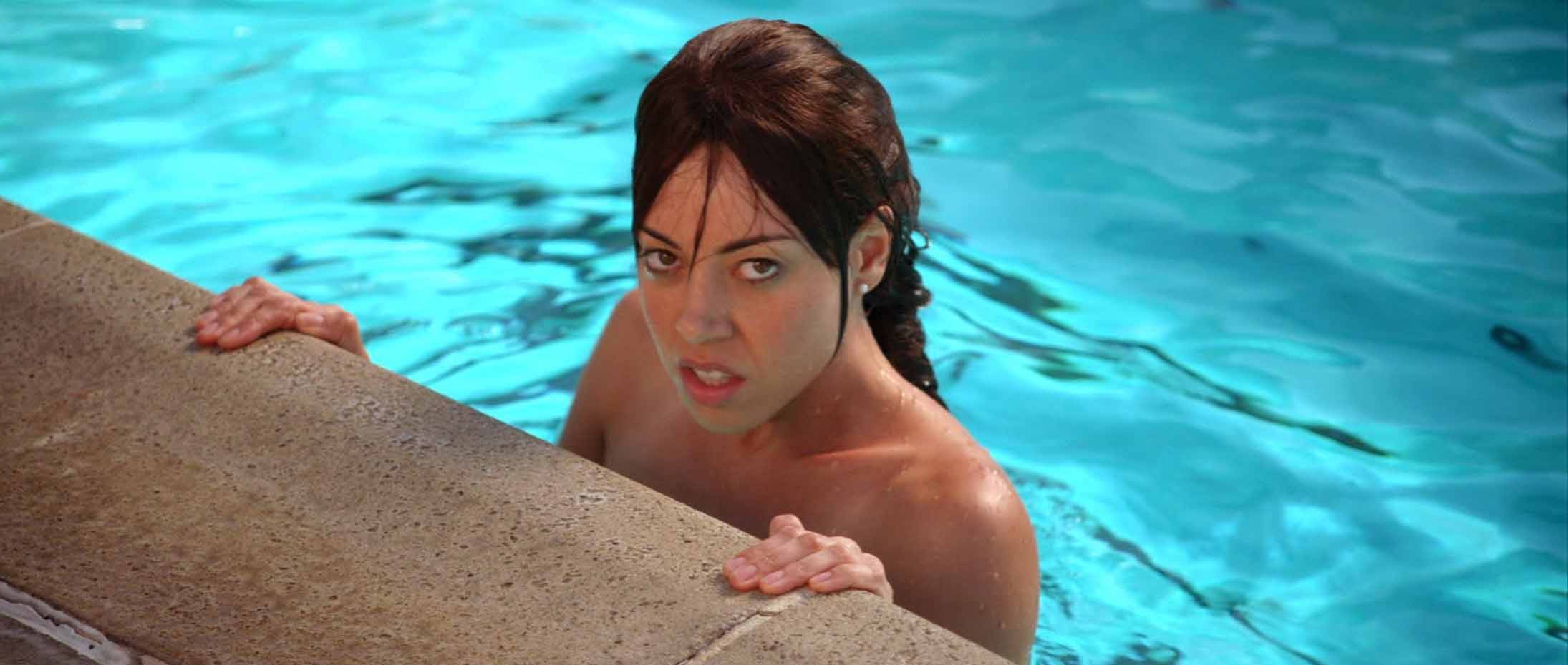 Aubrey Plaza Topless breast images