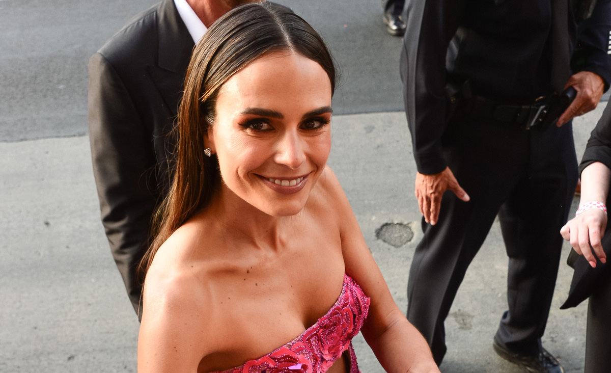 april ruiz recommends jordana brewster boobs pic