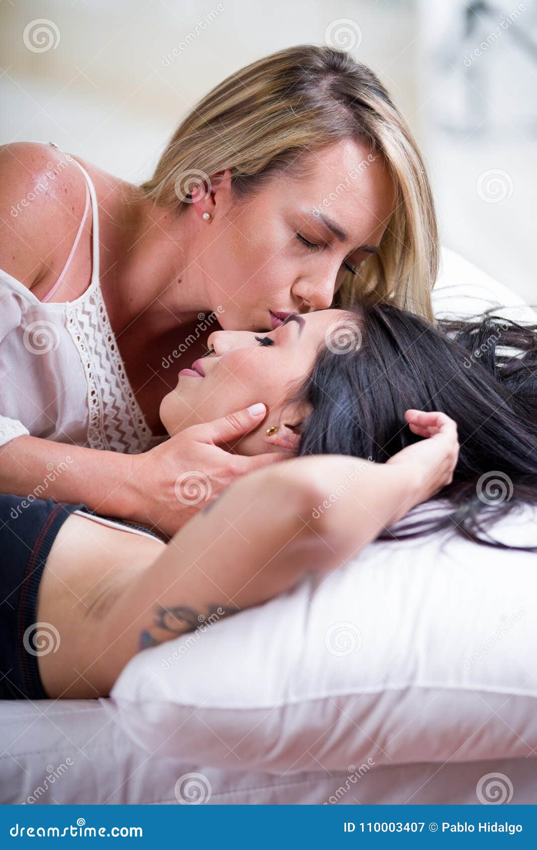 Hot Lesbians Making Out green seeding