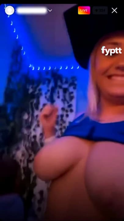 amanda stoltenberg recommends Boobs Naked Live