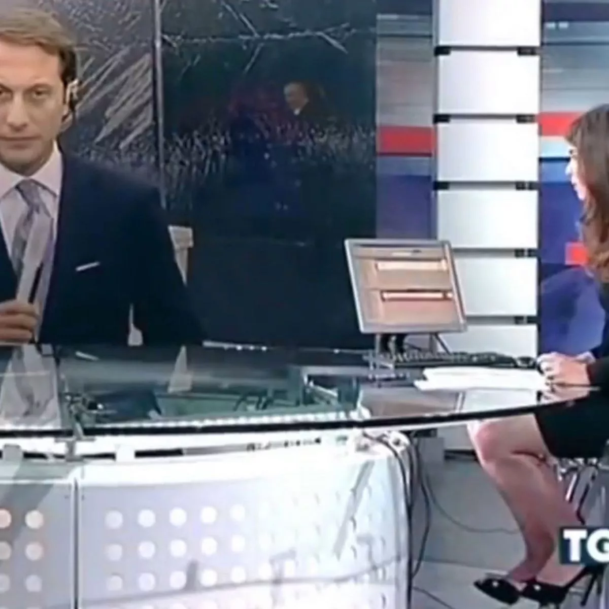 italian tv presenter costanza calabrese suffered an awkward wardrobe malfunction