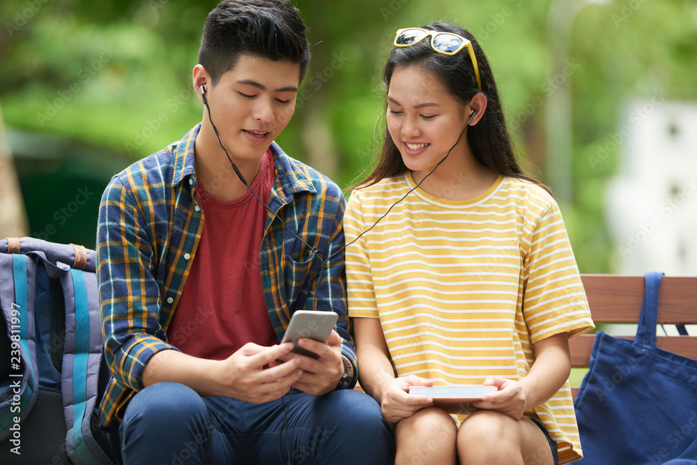 Couple Sharing Videos eskorte telemark