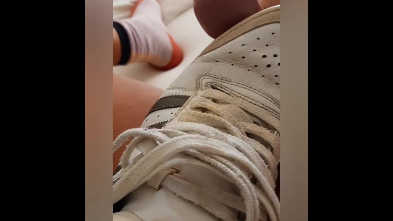 Cumming In Sneakers service chatroom