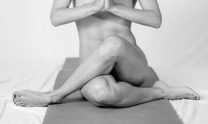 cookie kennedy share nude yoga class photos