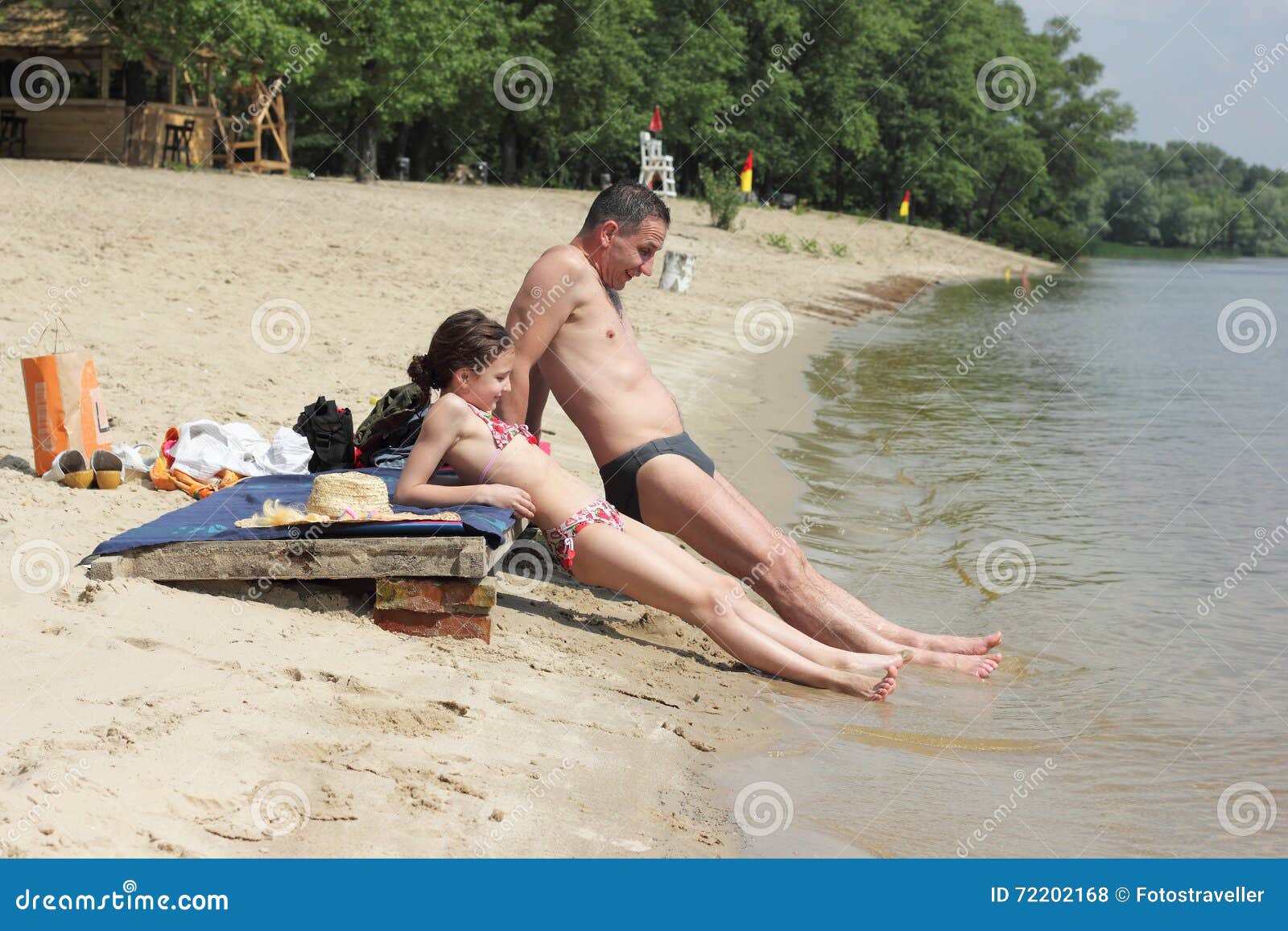 albert ardi add daughter on nude beach photo