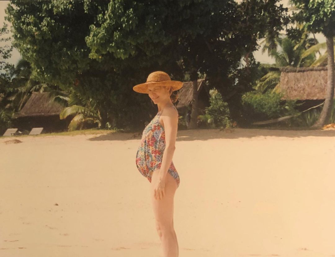 Michelle Pfeiffer Bikini ass tmb