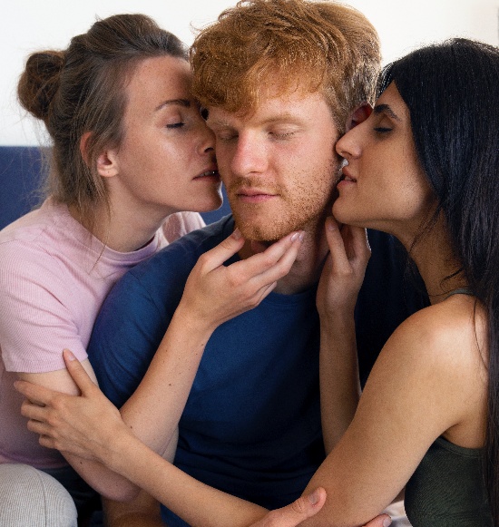 adam benfield recommends Threesome Kissing