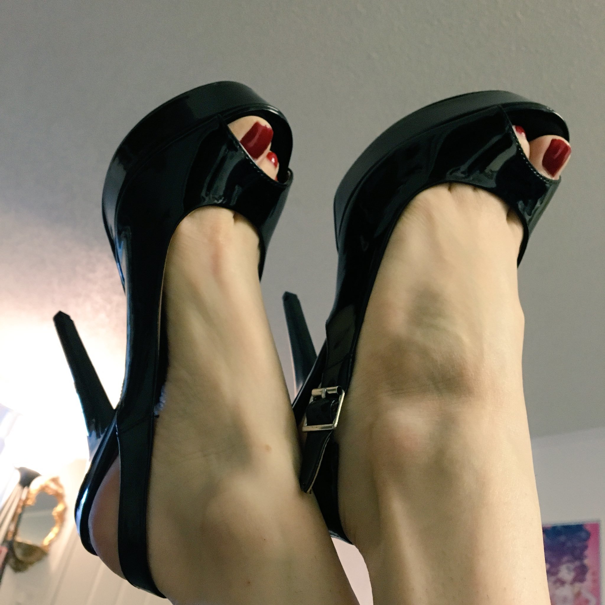 goddess valora feet