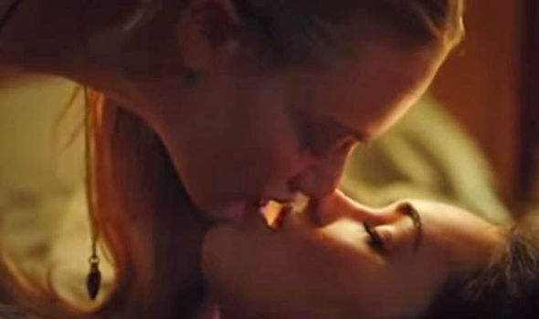 hottest lesbians kissing