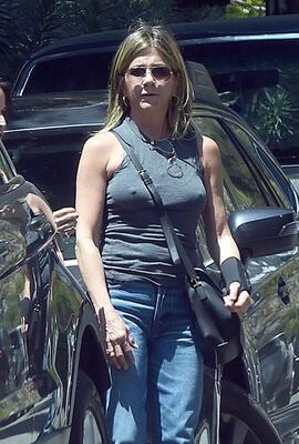 Jennifer Aniston Braless old footjob