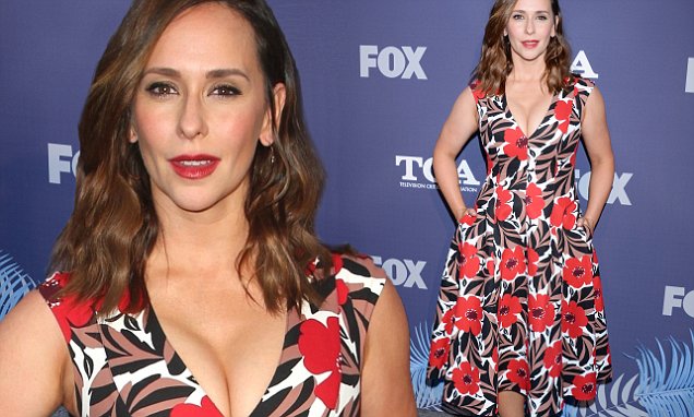 amanda piazza recommends jennifer love hewitt cleavage pic