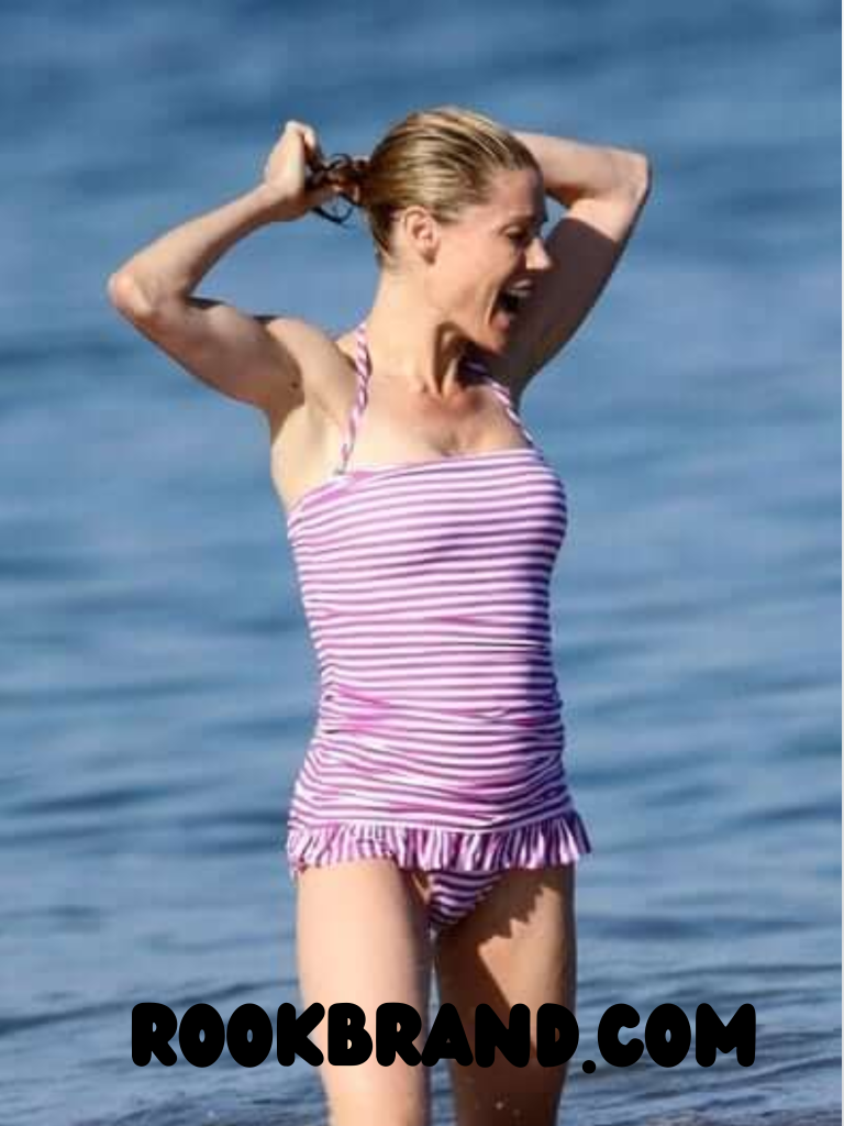 aloysius triyanto recommends julie bowen swimsuit pic