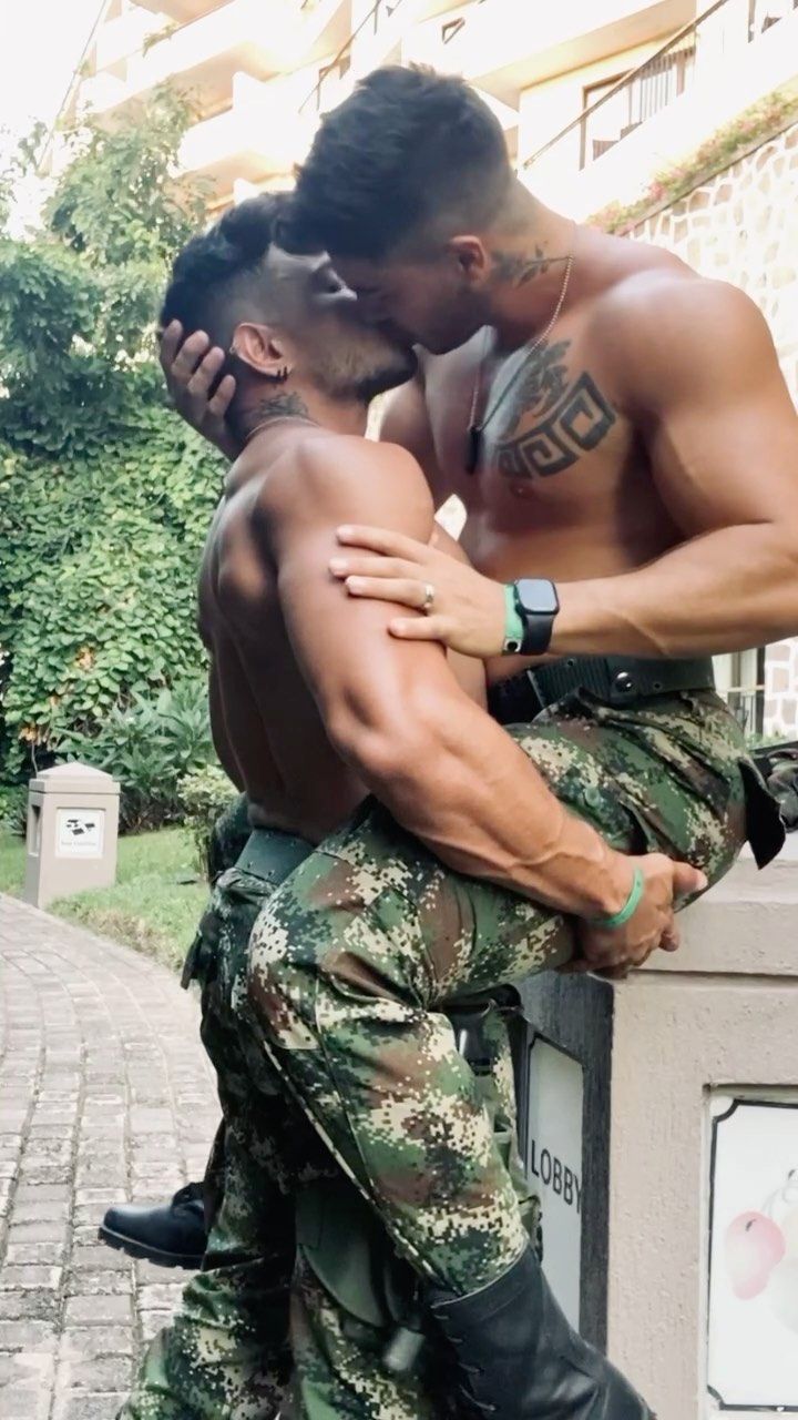 christian perreira recommends Kissing Bulge