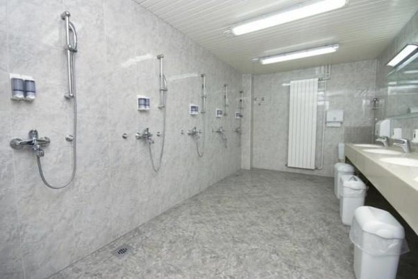 Men Group Shower production com