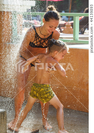 anna kihlen add photo mom in shower with son