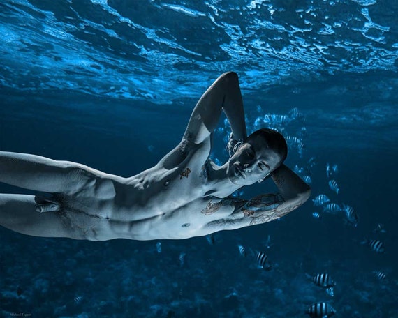 chandana wickramaratne add nude men underwater photo