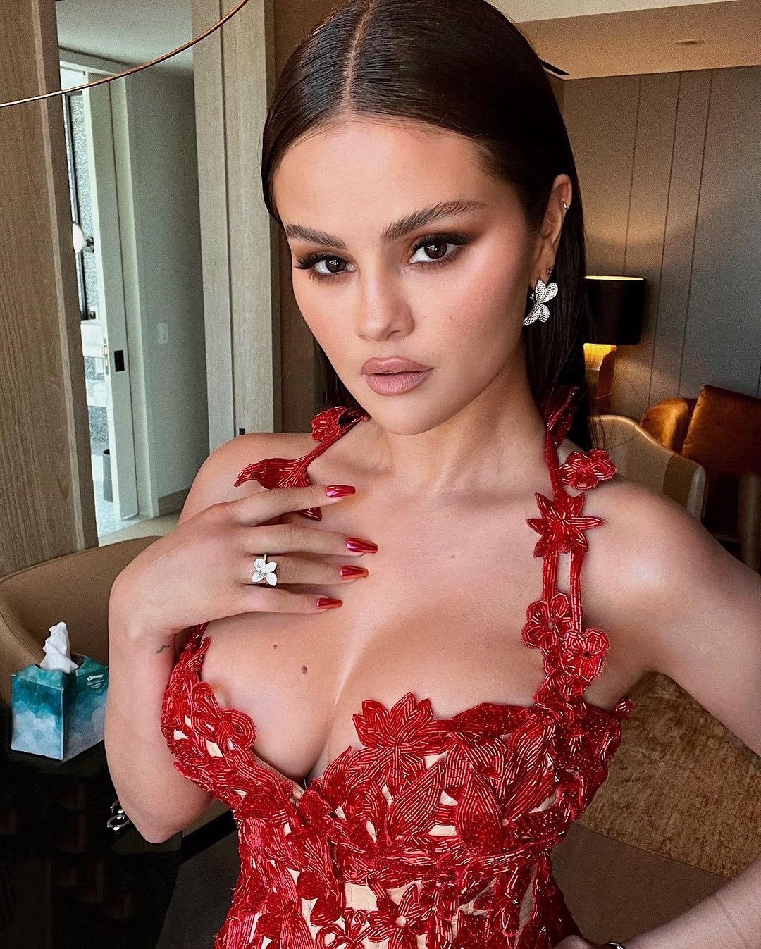 alex golovin share selena gomez nip slip photos