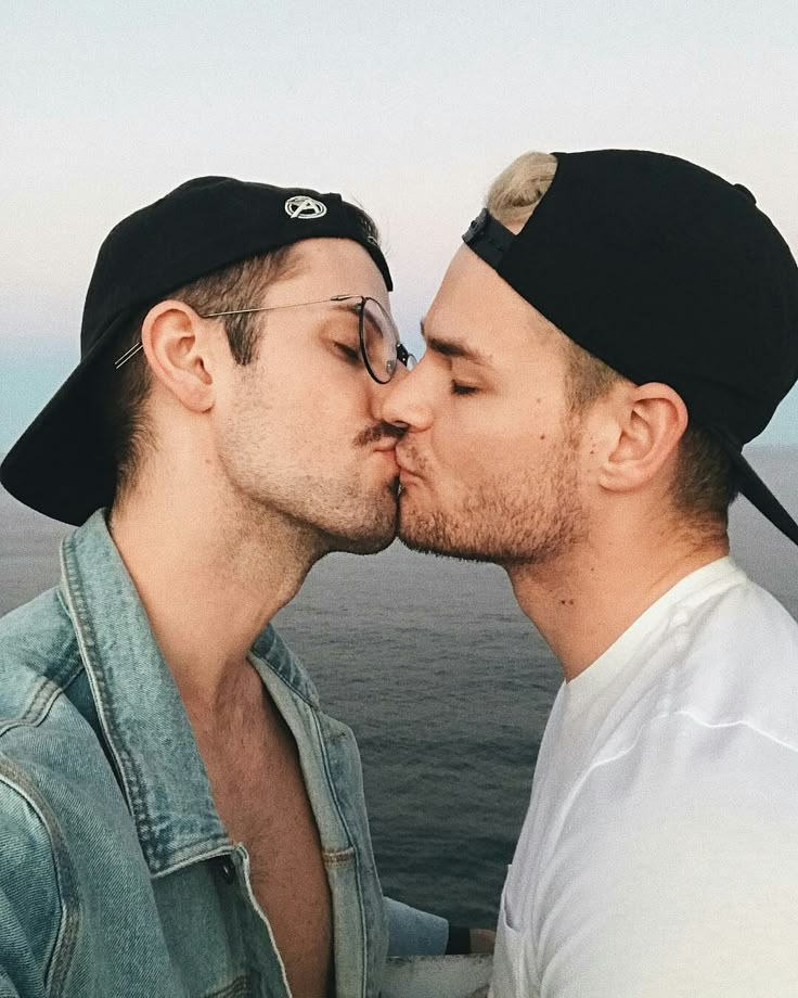 delia miron recommends Tumblr Men Kissing