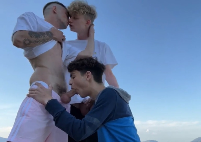 Best of Twinks bareback threesome